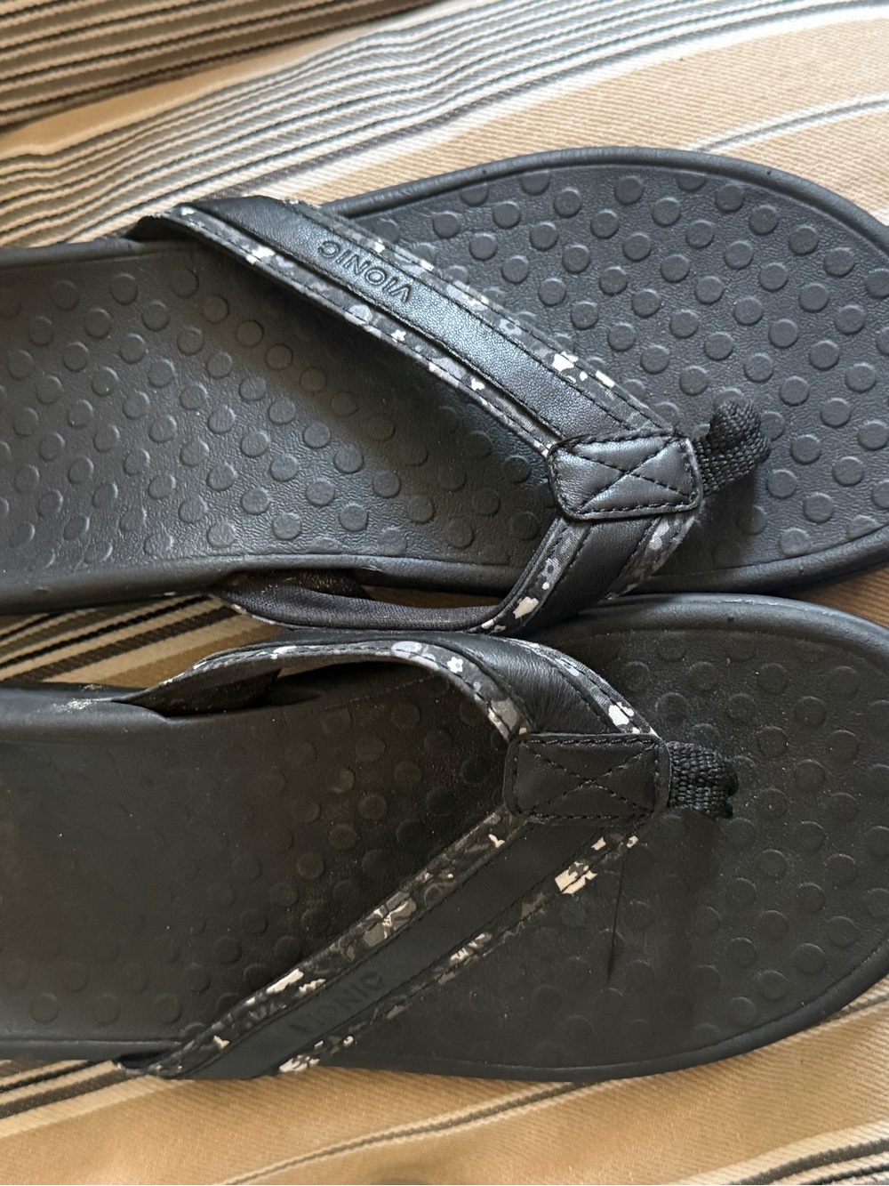 Vionic flip flops - Picture 3 of 5